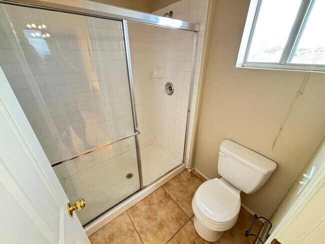 Building Photo - Modern 3Bed/3Bath Two Story Home located i...