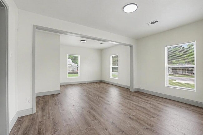 Building Photo - Beautifully Remodeled Home for Rent – Plenty of Space Inside & Out!