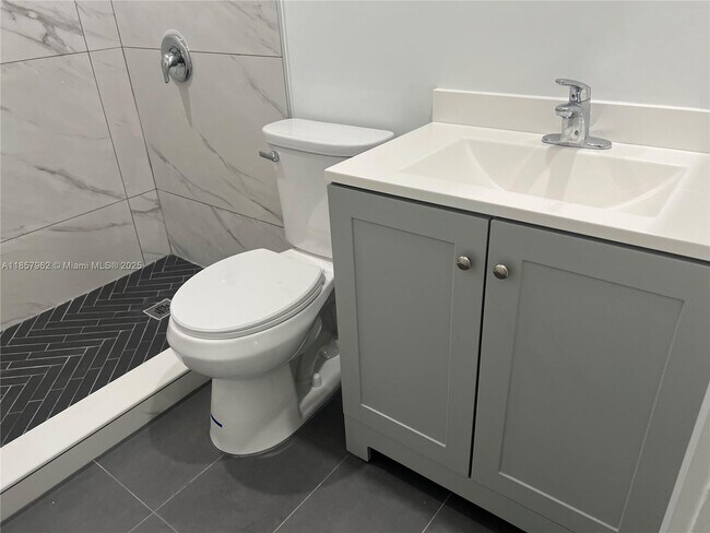 Building Photo - 832 NE 5th Ave