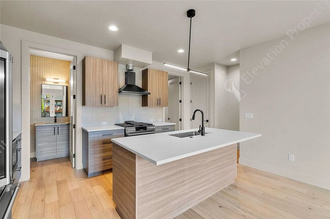 Building Photo - Luxury Townhome with River Access Near Dow...