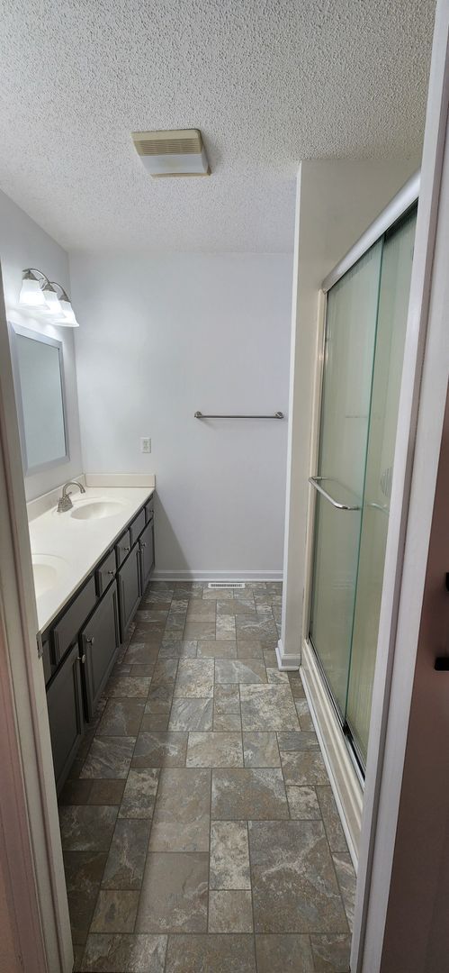 Building Photo - 3 bedroom / 2 bath Perfect location *Available for a 12 month lease* Unfurnished