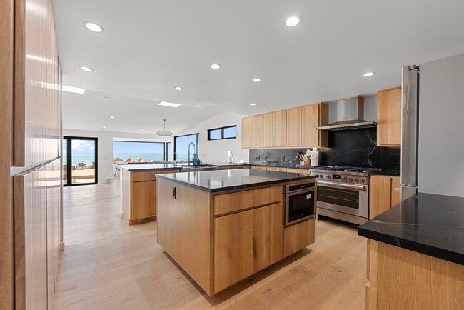 Building Photo - 2988 Solimar Beach Dr
