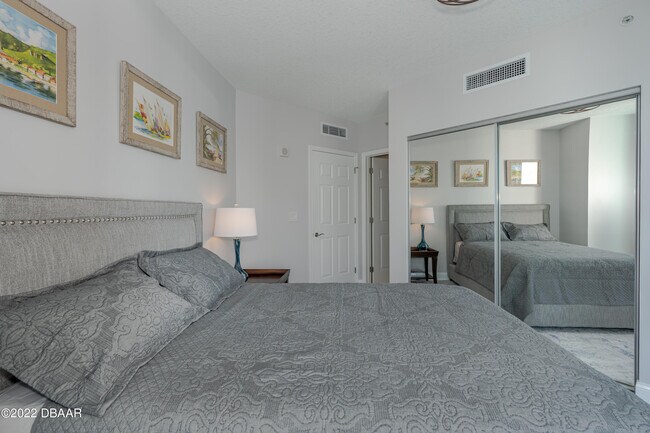 Building Photo - 241 Riverside Dr