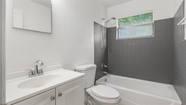 Building Photo - 626 SW 14th Ave