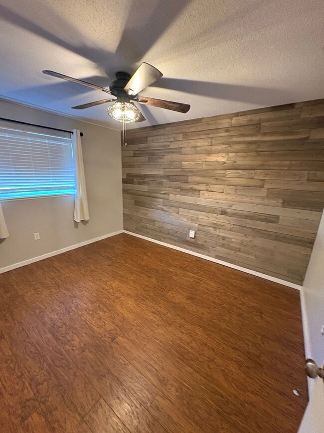 Building Photo - Tavares 2 Bed 1 Bath w/ Den!