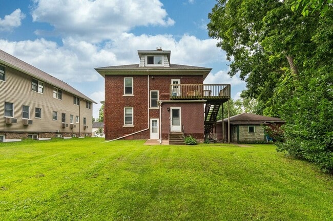 Building Photo - 903 Zeisler St