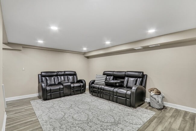 Building Photo - 658 White Ct