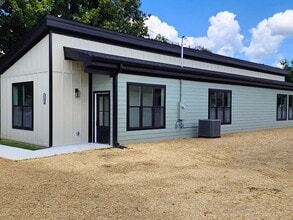 Building Photo - Bright & Modern Newly Built Home!!