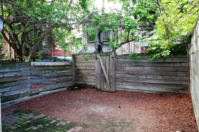 Building Photo - Bright and spacious one bedroom unit with ...