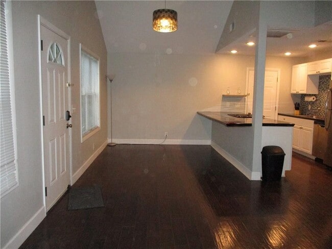 Building Photo - 323 Palm St