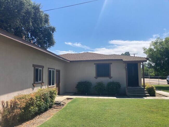 Building Photo - Turlock Country Living 3 Bedroom 2 Bath Home