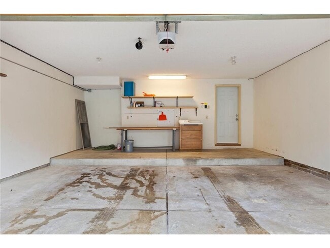 Building Photo - 5546 Village Dr