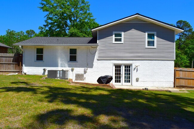 Building Photo - 321 Oak Lake Dr
