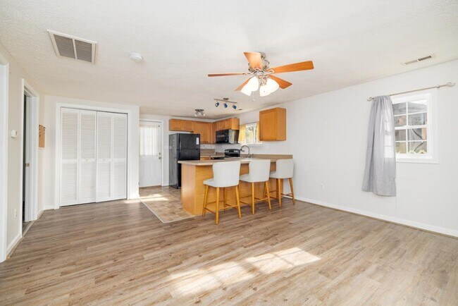 Building Photo - Updated 2-Bedroom Home Walking Distance to Longwood University!