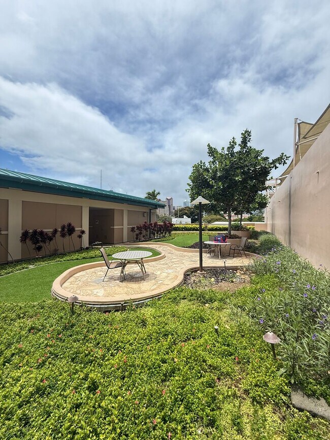 Building Photo - Available Now 1 Bed, 1 Bath, Kaka'ako, Oce...