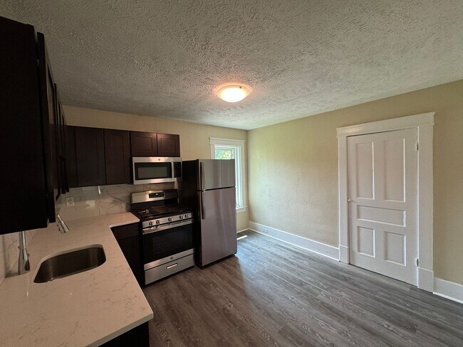 Building Photo - Center Avenue Triplex