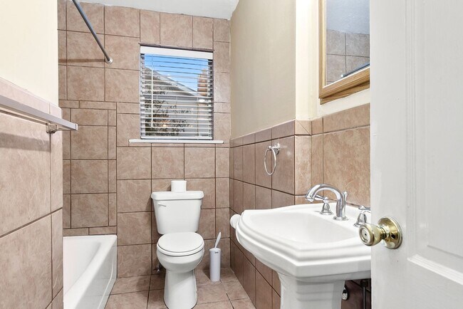 Building Photo - 1630 1st Ave