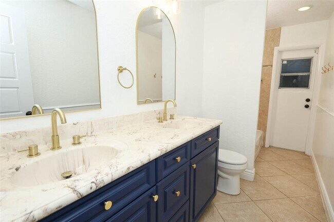 Building Photo - 411 Valencia Cir