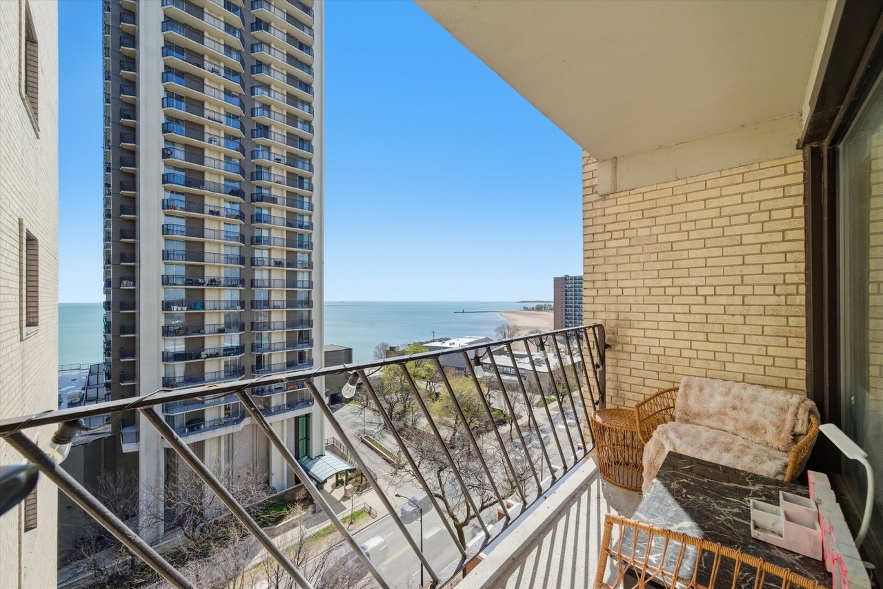 Building Photo - 6030 N Sheridan Rd