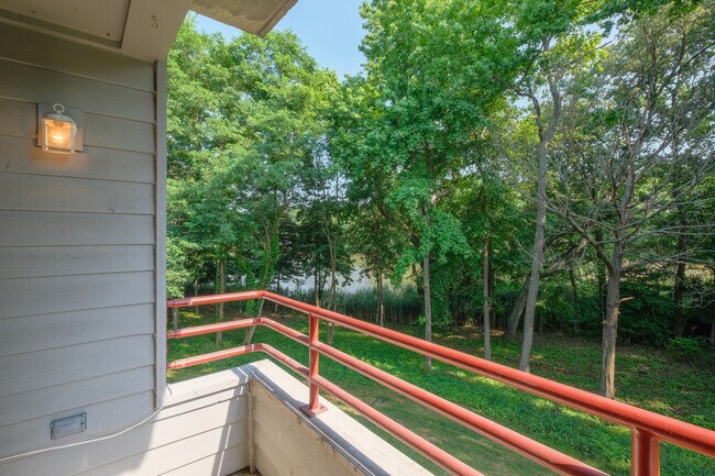 Building Photo - Sunny Luxury 2 Bedrooms 2 Baths Condo with...