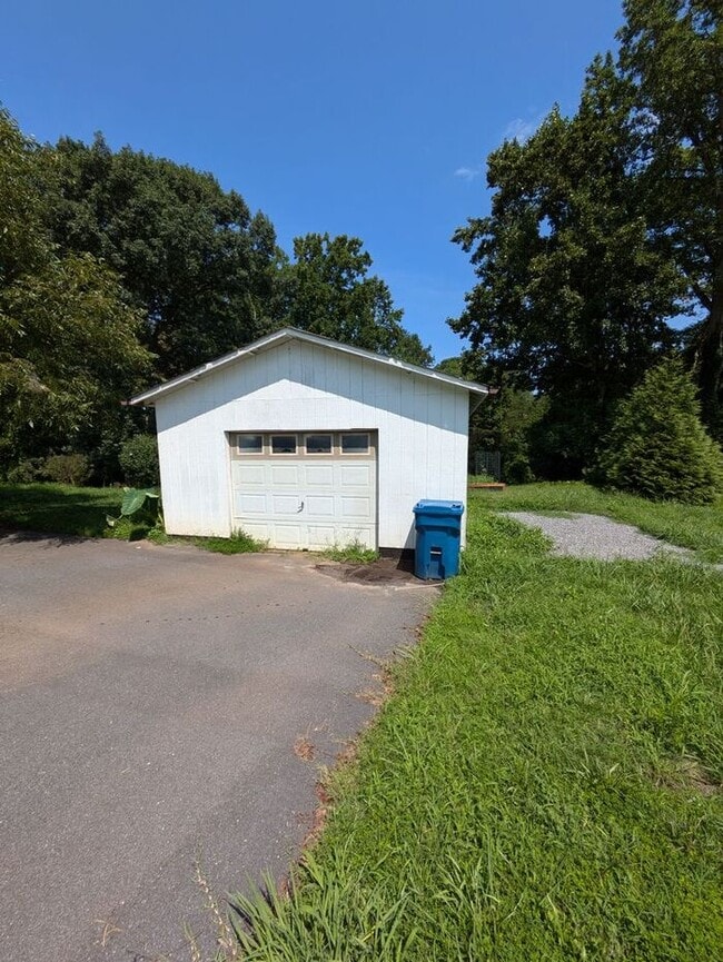 Building Photo - 1BD/2BA Single Family Home in Hickory!