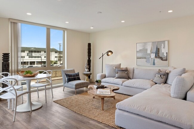 Building Photo - PRISTINE LUXURY BEACH CONDO, 1 BLOCK TO TH...