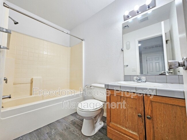 Building Photo - 670 Bourbon St