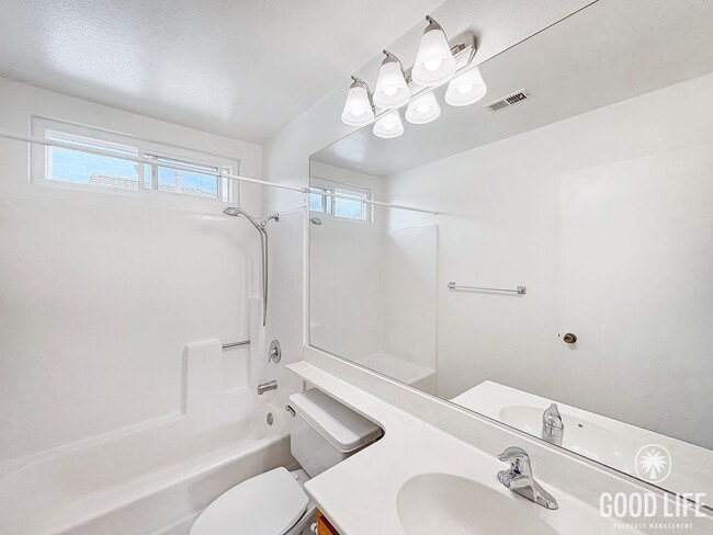 Building Photo - Beautiful 3B/2.5BA House in Rancho Bernard...