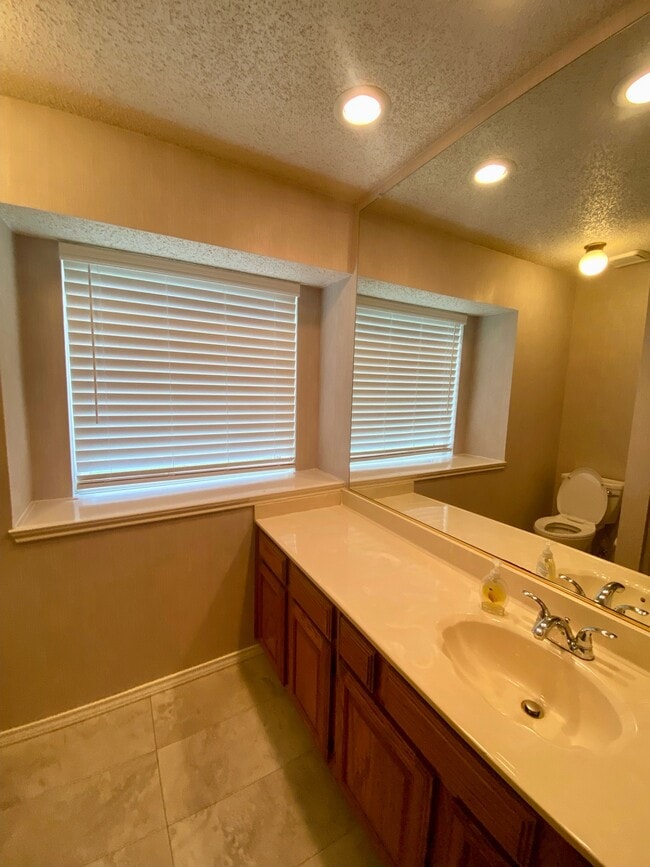 Building Photo - 2217 Brookside Dr