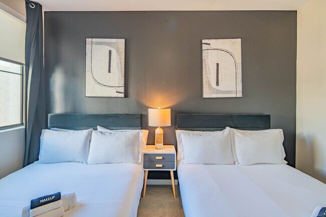 Building Photo - 777 E Stella Ln