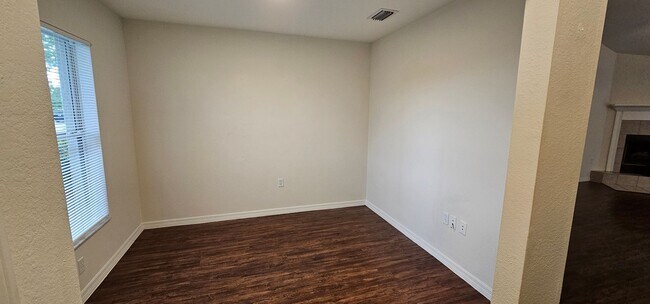 Building Photo - 1530 SW 19th Ave