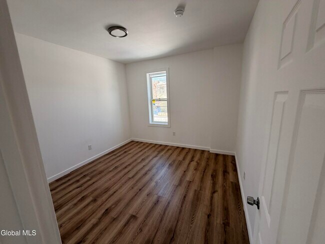 Building Photo - 8 Gardiner St