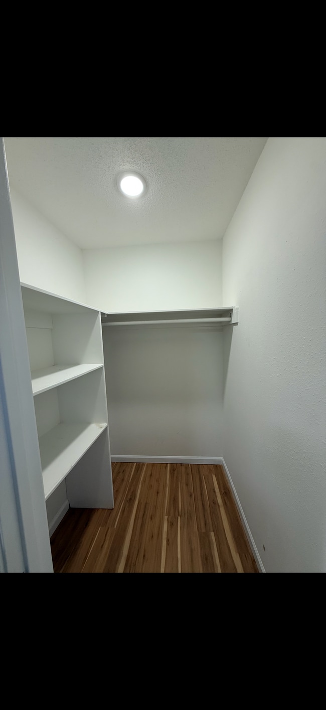 Building Photo - Newly Updated 1 Bedroom, 1 Bathroom Apartment! Close to Pool!