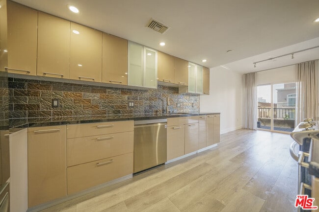Building Photo - 970 S St Andrews Pl