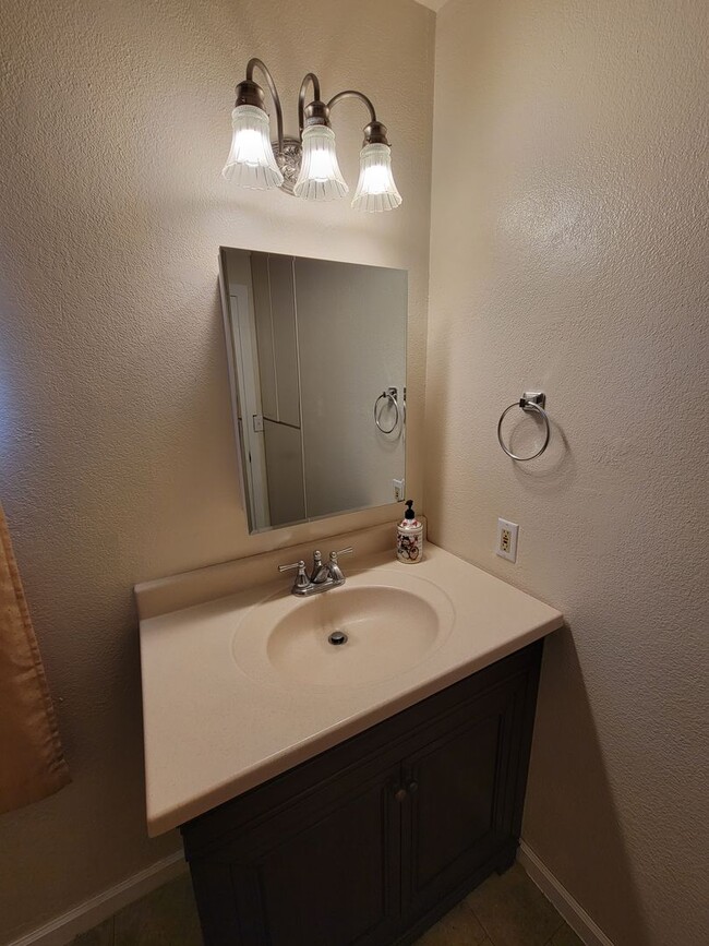 Building Photo - 2 Bedroom 1 Bathroom Home in Corning For R...
