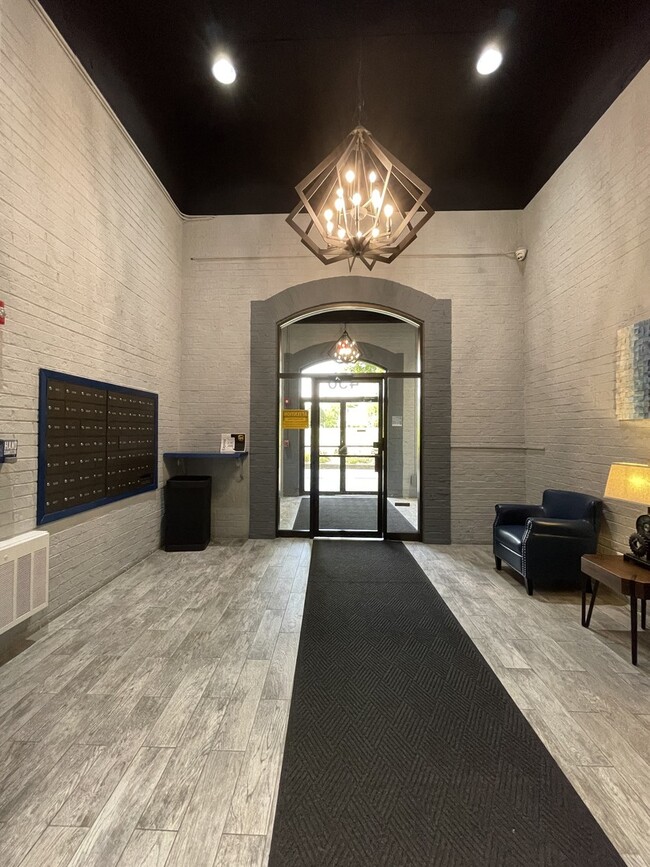 Building Photo - 450 Plum Creek Dr