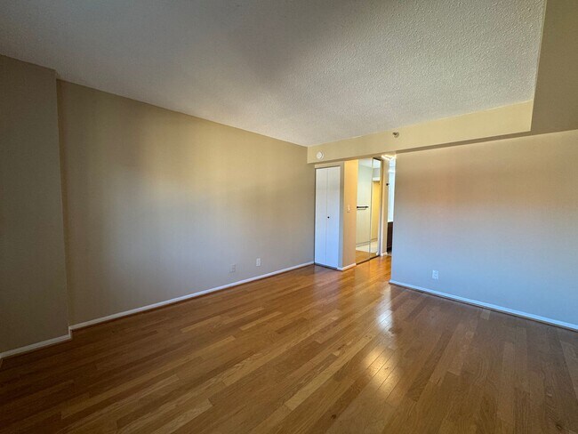 Building Photo - Luxurious Double Suite Condo With 2 Full Baths and Sunroom In Desired Belvedere Condominiums