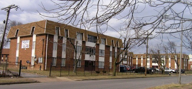 Building Photo - Four Seasons Apartments