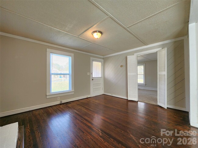 Building Photo - 317 Westview St