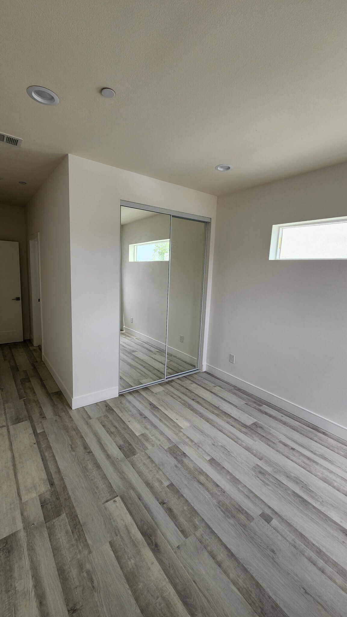 Building Photo - 2637 S Cochran Ave