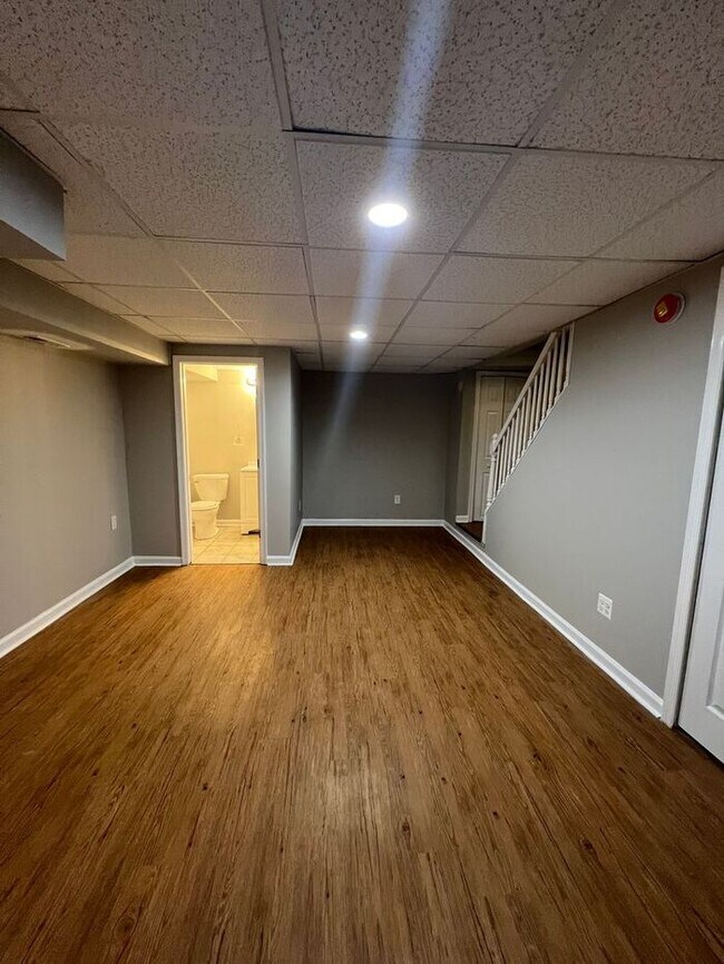 Building Photo - 3 Bedroom Townhome with Parking