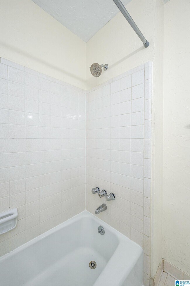 Building Photo - 2727 Highland Ave