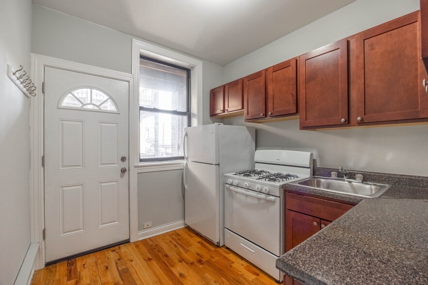Building Photo - 4415 N Wolcott Ave