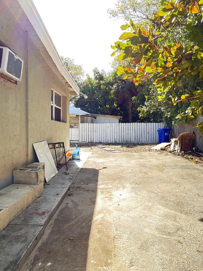 Building Photo - 1832 NE 49th St