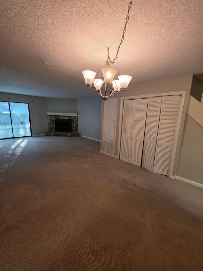 Building Photo - 454 Forest Hl