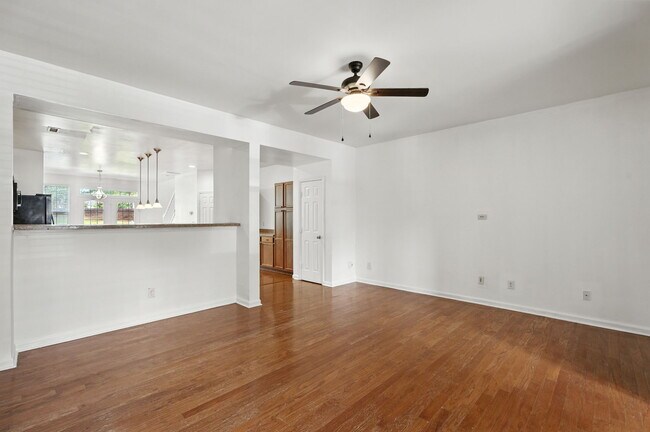 Building Photo - 132 Point Comfort Ln