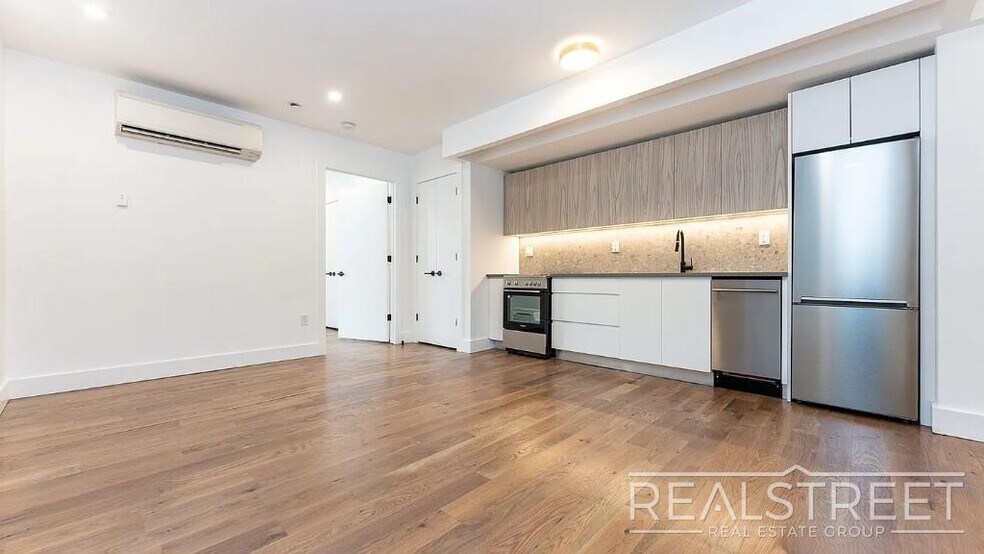 Building Photo - Montrose Avenue