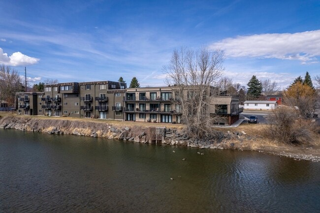 Building Photo - 1001 River Dr
