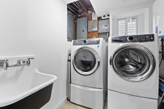 Building Photo - 3438 N Paulina St