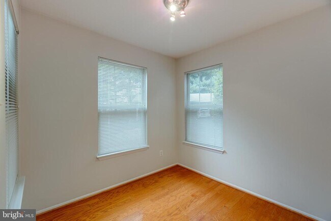 Building Photo - 1727 Ascot Way